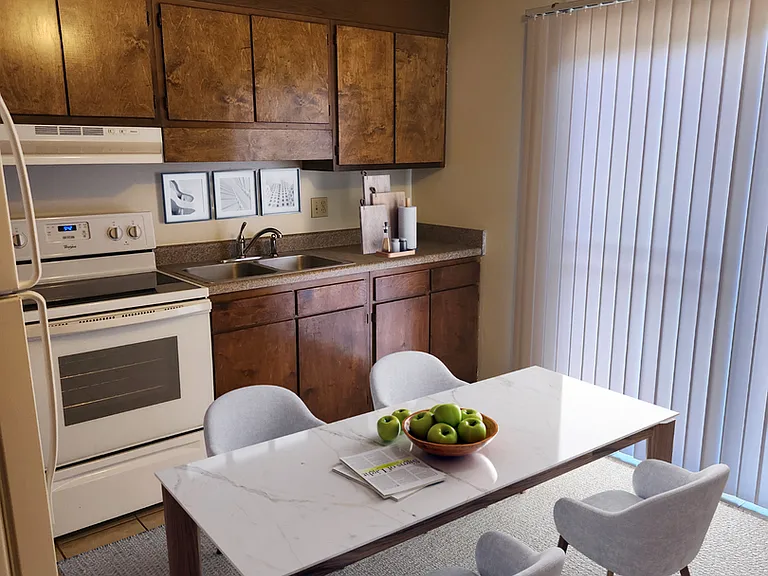 Country Club Apartments — Photo 14