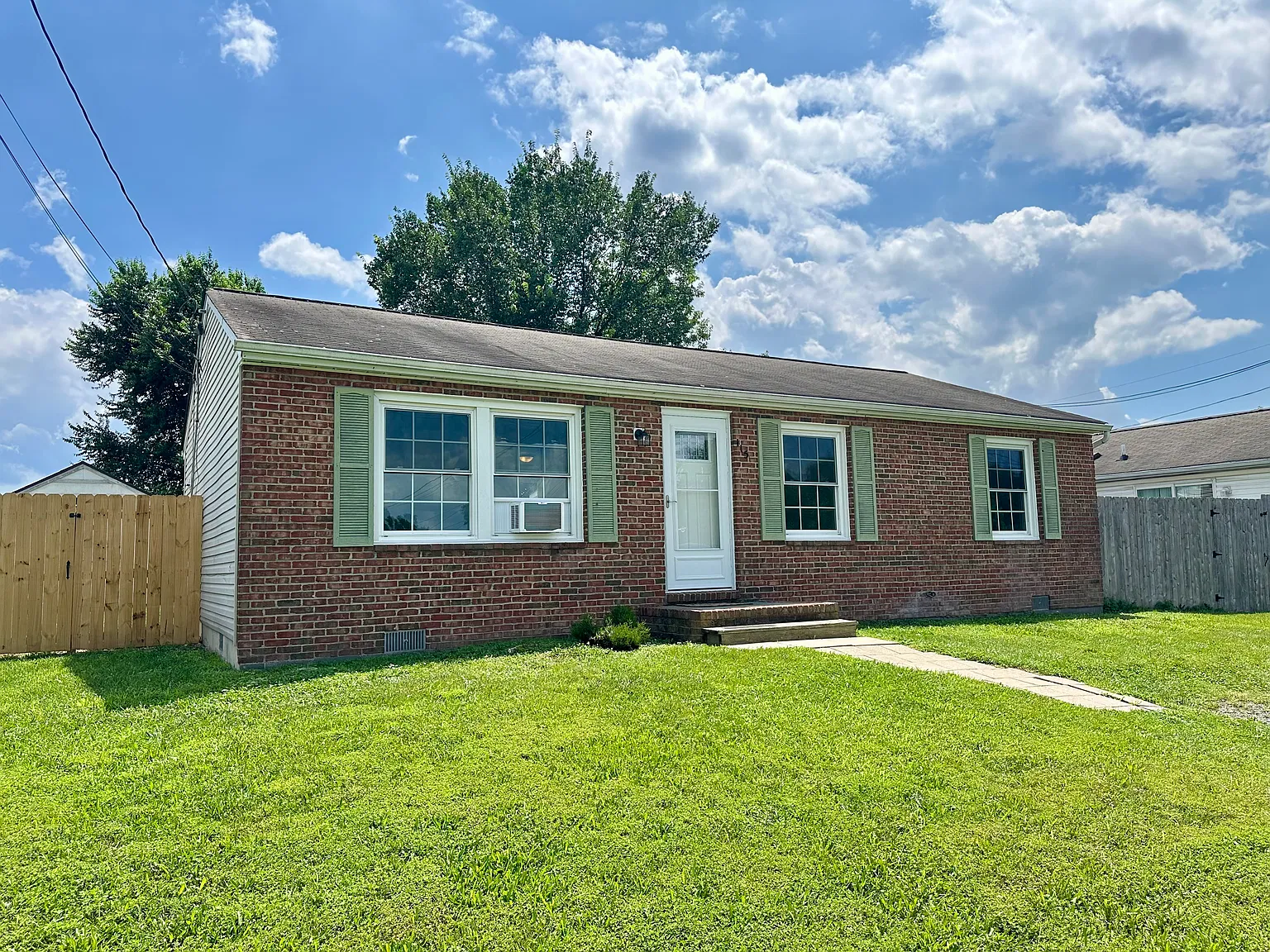 3 bed, 1000 sqft, $1,695 — Photo 1