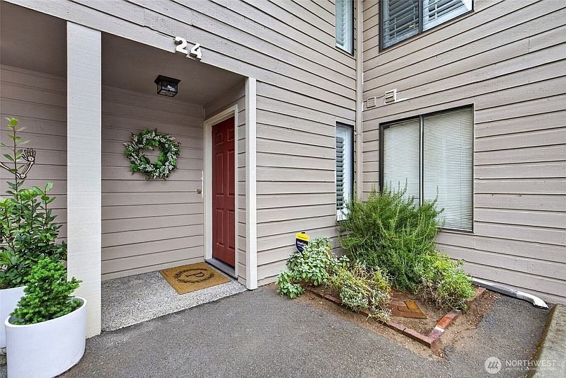 3rd image of 1555 Union Avenue NE #24E