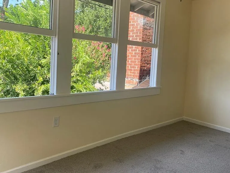 2119 Davis St — Photo 1