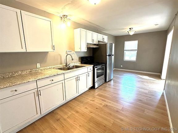 3rd image of 252 N Moore Ave
