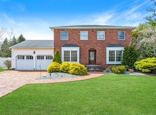 4 Rosewood Ln, Manorville, NY 11949