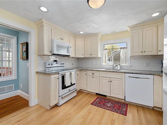 4th image of 25 Tingley Dr