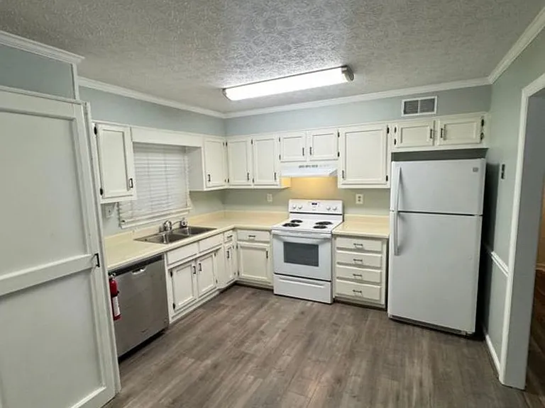 100 Barrington Dr — Photo 10