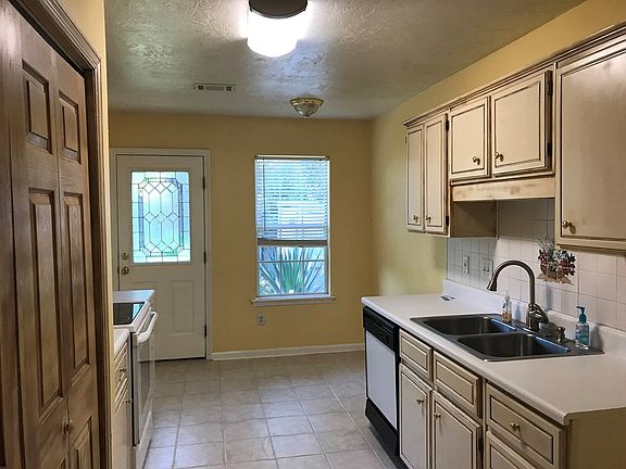 2nd image of 2027 Helmsdale Ln #0