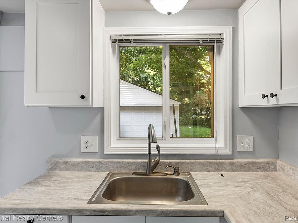 650 Arlington St, photo 8