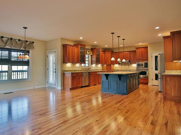 3rd image of 609 Locust Creek Blvd