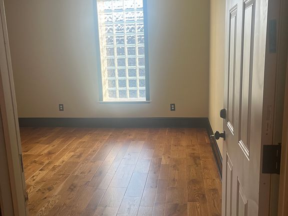 3rd image of 827 Main St APT 201