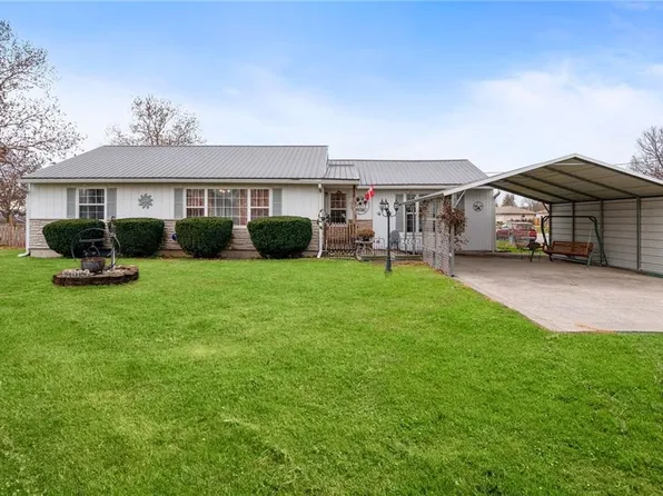 300 Floyd Rd, Orrick, MO 64077