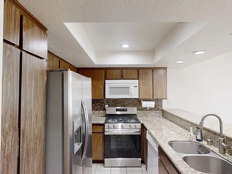 860 Ardmore Cir — Photo 3
