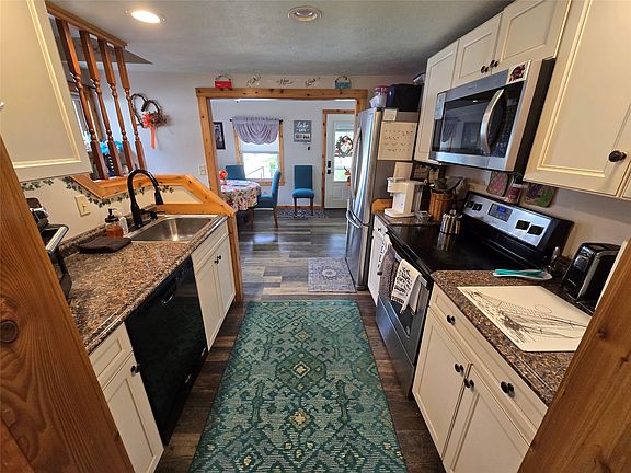 5th image of 211 Maple St