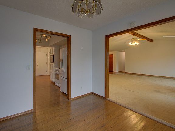 5th image of 2419 S Gardenia Ave
