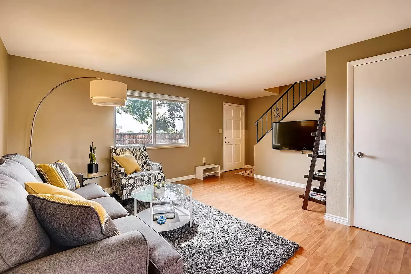 2 bed, 1.5 bath, 900 sqft, $2,595 — Photo 1
