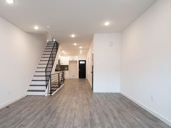 3rd image of 5027 Aspen St