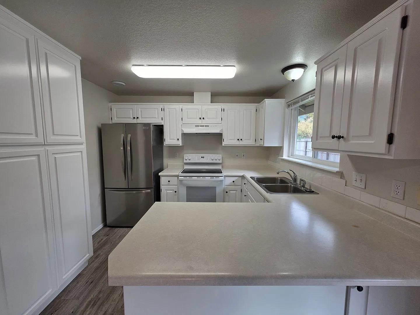 Comfort and Charm on Cloverlawn Dr! — Photo 4