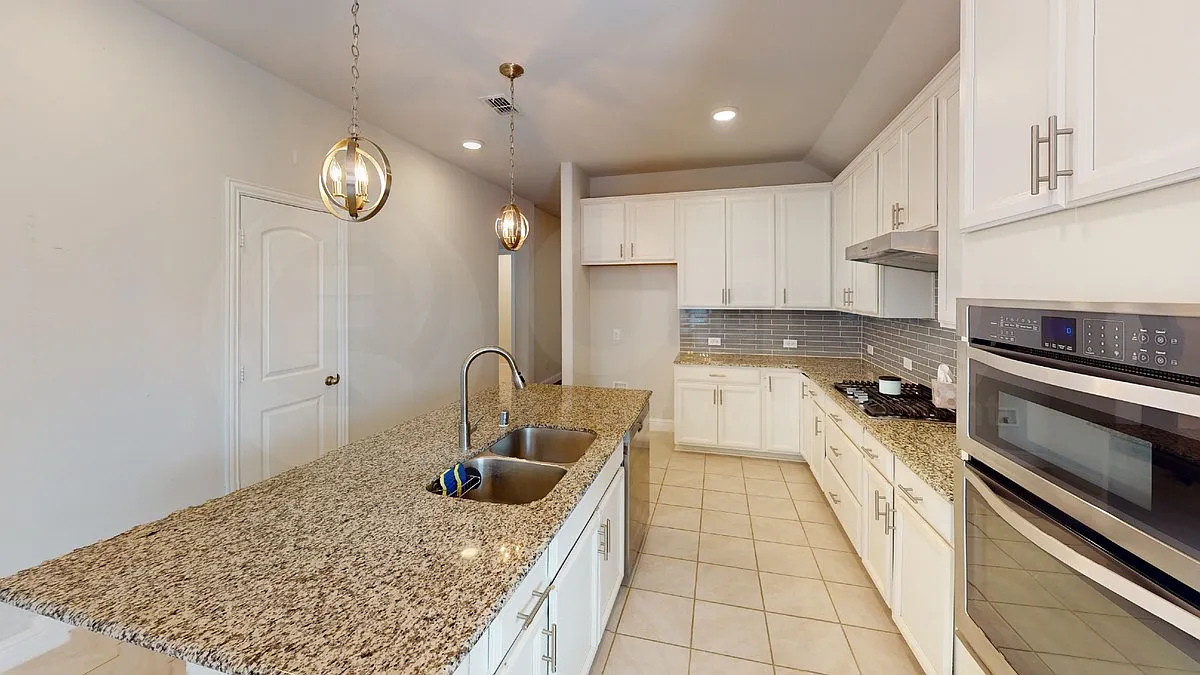 3 bed, 2.0 bath, 2038 sqft, $2,300 — Photo 4