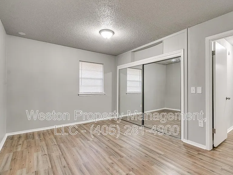 1011 Crown Dr — Photo 32