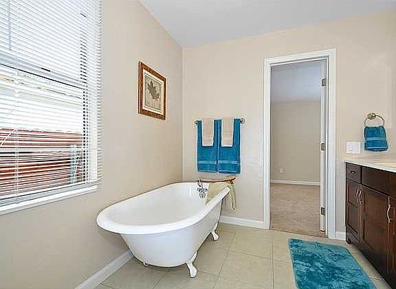 3rd image of 663 W Manor Dr