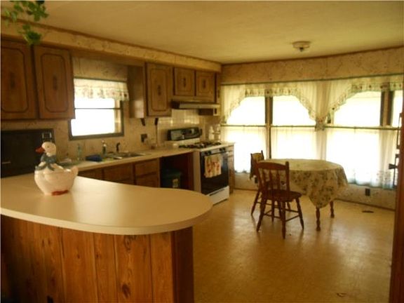 Eat-in kitchen. Everything stays. What you see is what you get.