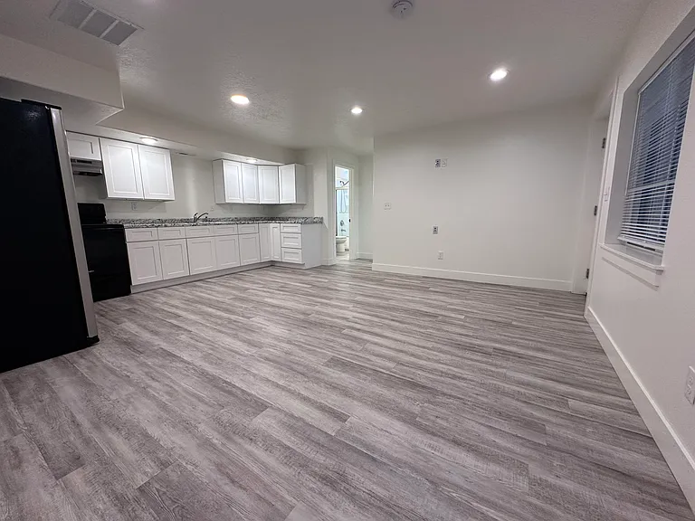 285 W Olympic Ln — Photo 3