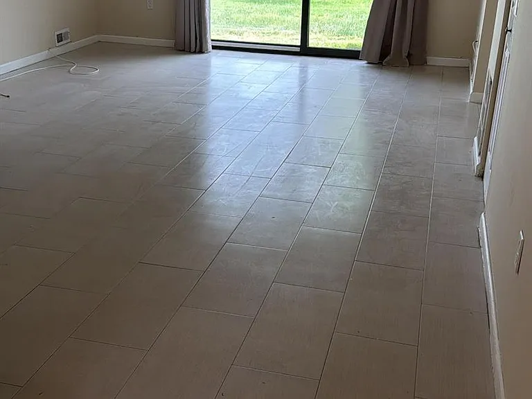246 Hampshire Ct — Photo 2