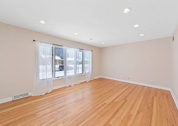 2nd image of 1320 Hirsch Ave