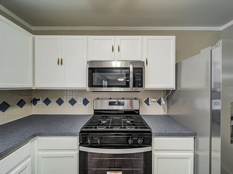 812 Sussex Dr — Photo 7