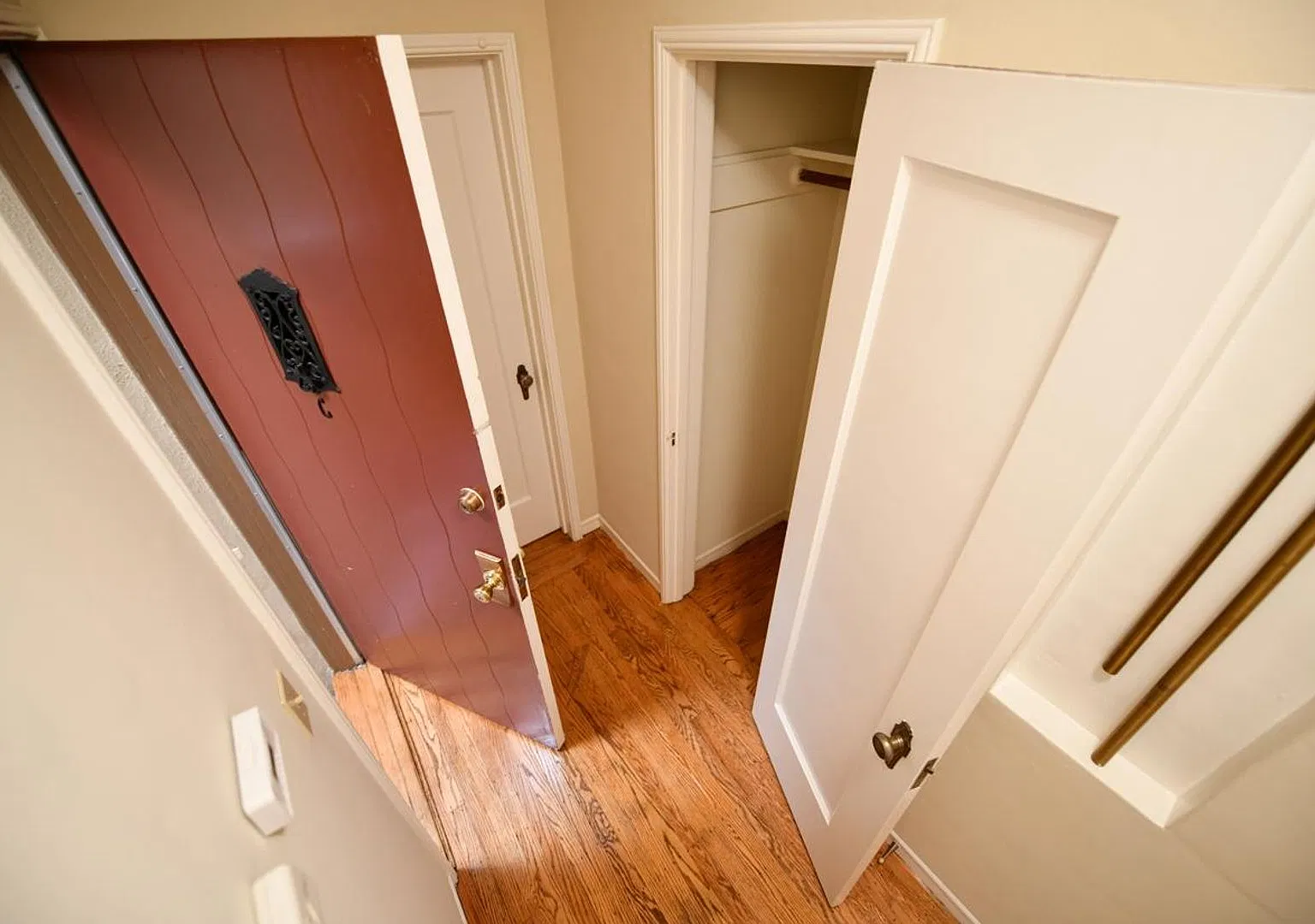7p003 - 373 Orange St. — Photo 2