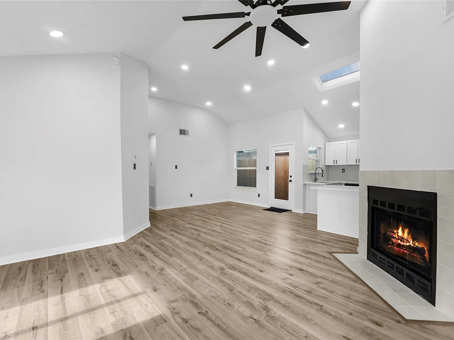 3 bed, 2.0 bath, 1254 sqft, $2,000 — Photo 4