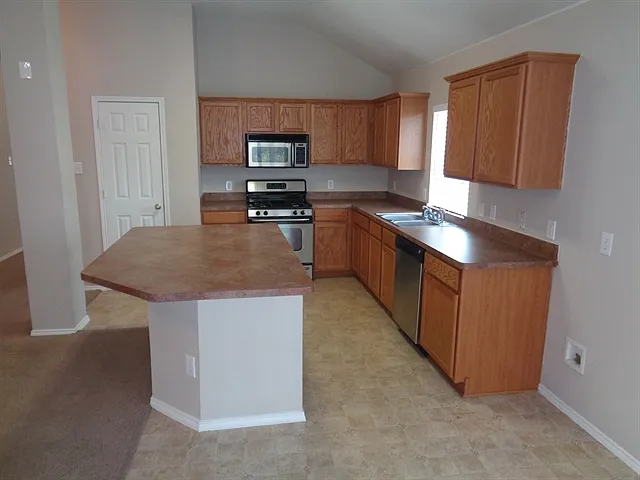 3 bed, 2.0 bath, 2108 sqft, $2,285 — Photo 2