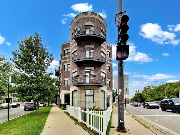 2nd image of 3028 W Roscoe St APT 203