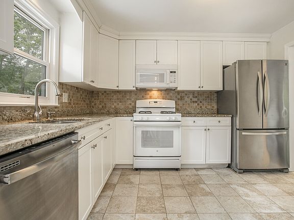 Kitchen2.jpg