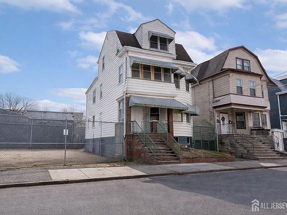 2nd image of 211 N 13th St