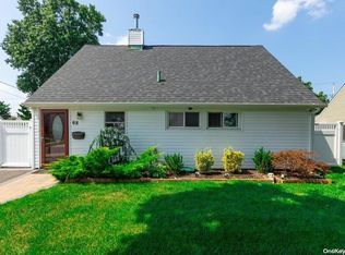 68 Bobolink Ln, Levittown, NY 11756