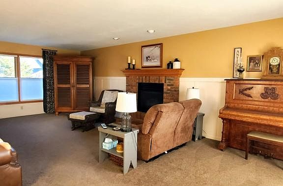 2nd image of 820 Meadow Dr