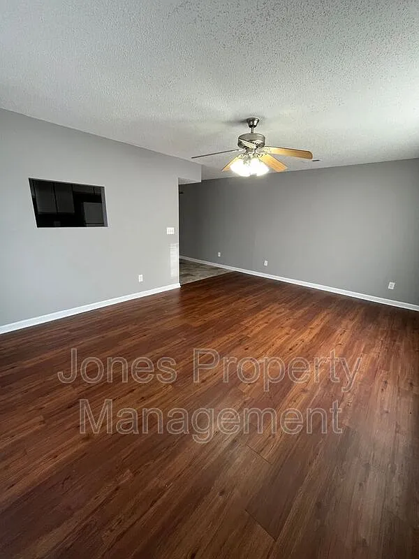 3 bed, 2.0 bath, 1311 sqft, $1,250 — Photo 2