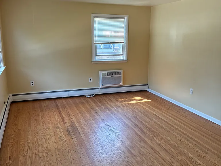 204-206 Woodlawn Ave #1A — Photo 2