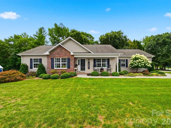 2404 23rd Street Dr NE, Hickory, NC 28601