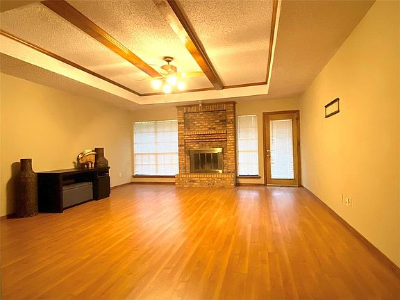 4th image of 1328 Lark Ln