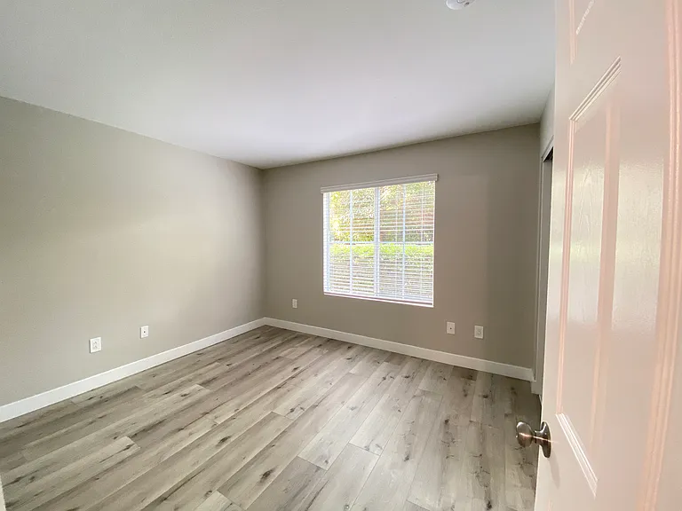 Sunny Creek Apartments — Photo 16