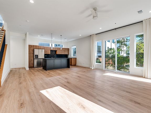 3rd image of 2206 Arroyo Ave #105