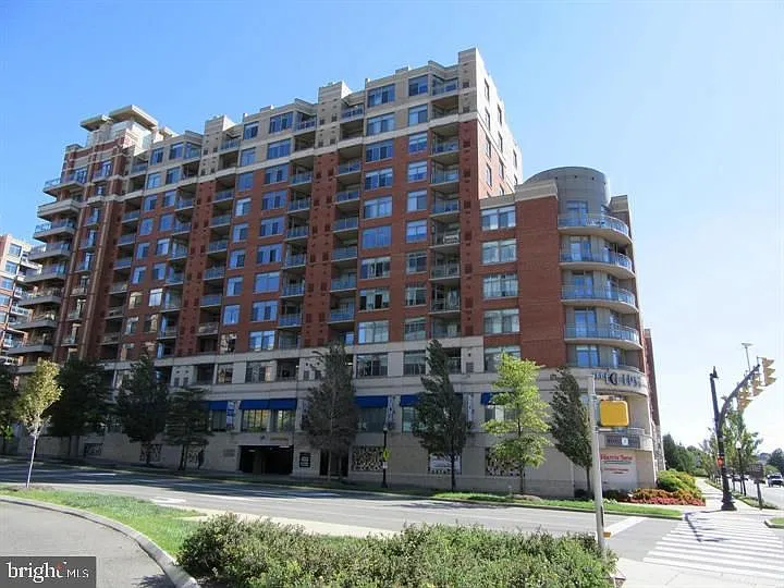 1 bed, 1.0 bath, 702 sqft, $1,990 — Photo 2