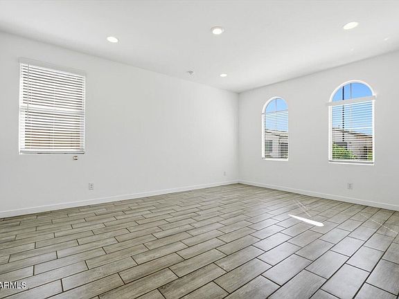 4th image of 2542 W PECAN Road