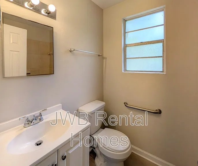 835 E Union St — Photo 9