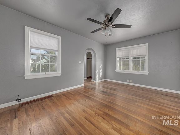 5th image of 919 W 2nd St