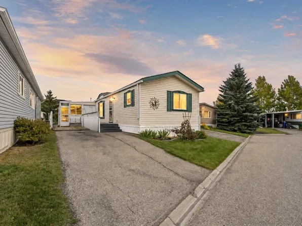 99 Arbour Lake Rd NW #142, Calgary, AB T3G 4E4