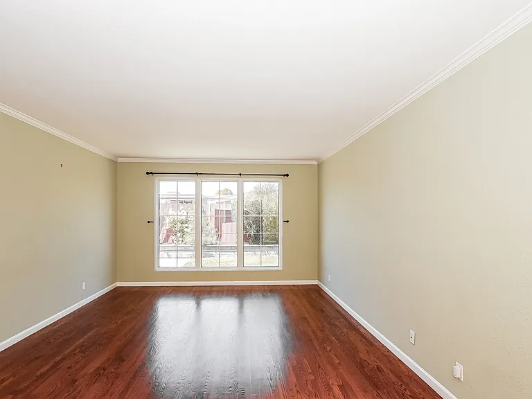 635 Pilgrim Dr — Photo 3