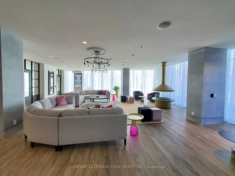 60 Shuter St #Penthouse 201 — Photo 3