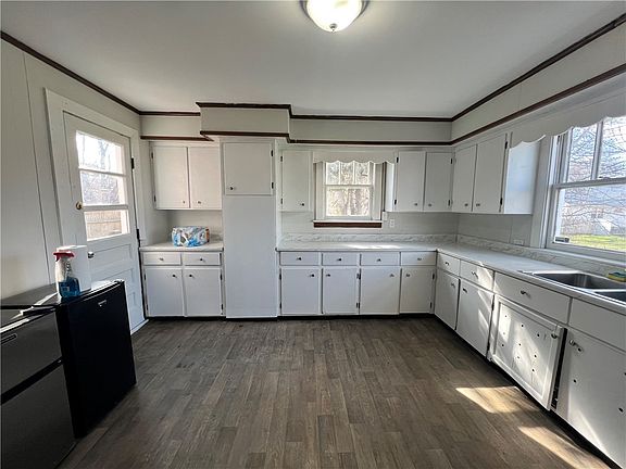 5th image of 131 Carter St