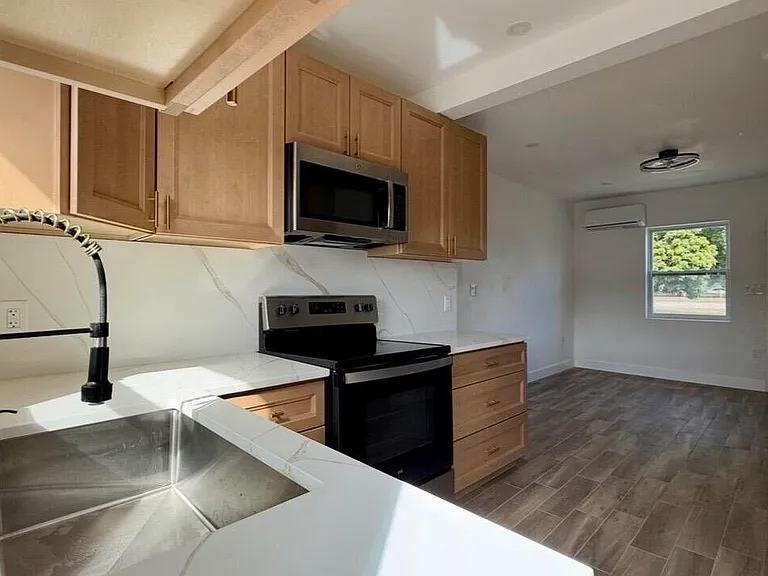24 SW 10th Ave — Photo 10